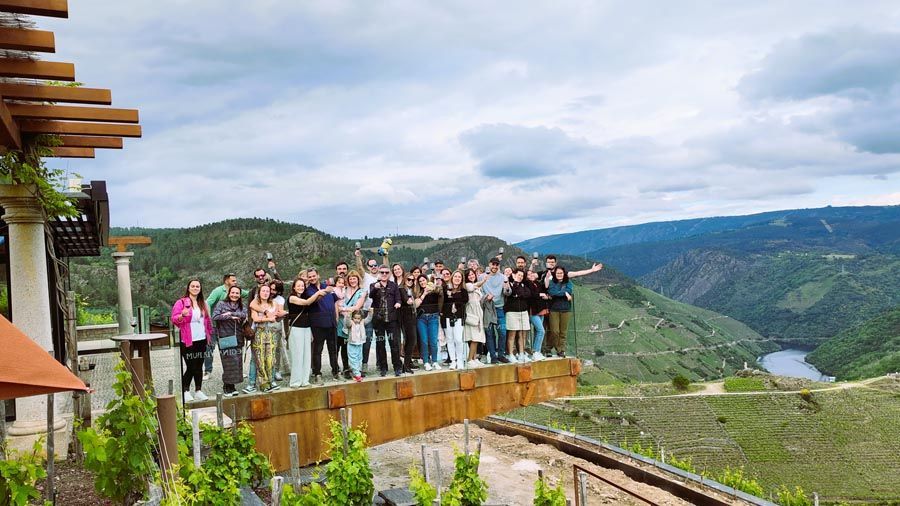 Foto de grupo en la Bodega Regina Viarum en Ribeira Sacra