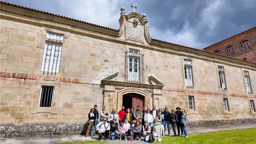 Foto de grupo en el Monasterio de Ferreira de Pantón