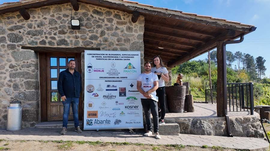 Foto con organizadores y colaboradores del evento en El Secreto del Monje