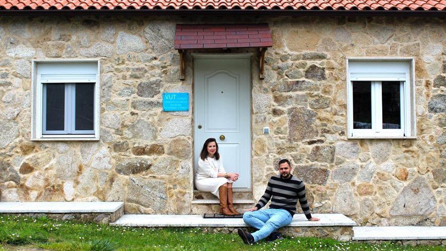 Marcos y Reda en la puerta de la Casa do José