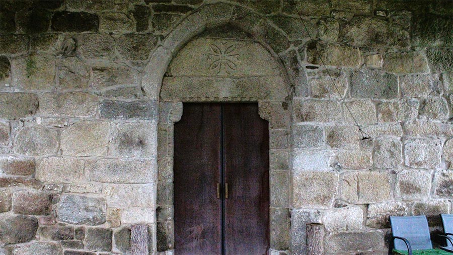 Esta es la puerta principal del Santuario de Augas Santas de Pantón