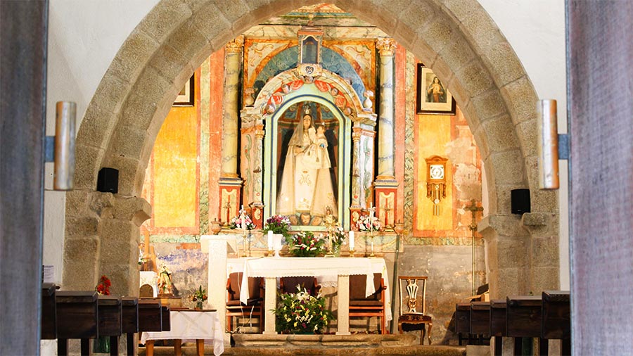 En el retablo está la Señora de los Ojos Grandes de Augas Santas