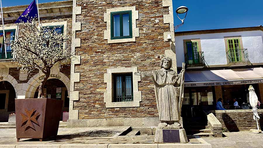 Delante del Ayuntamiento está este monumento