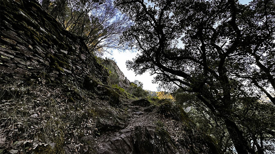 Una de las paredes del Castro de Marce en Pantón