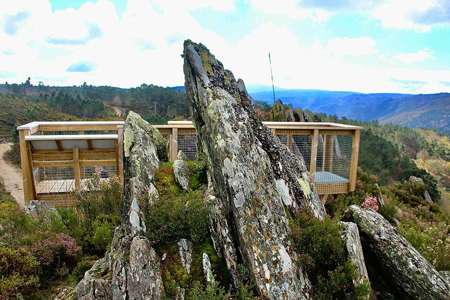 Este mirador está suspendido en la roca