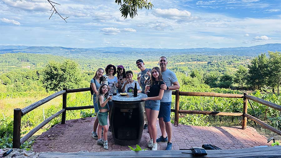 Una familia jugando al escape room con perro en Ribeira Sacra