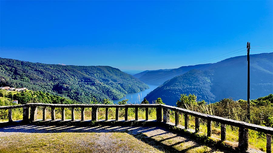 El Mirador de Pesqueiras está al lado de la carretera