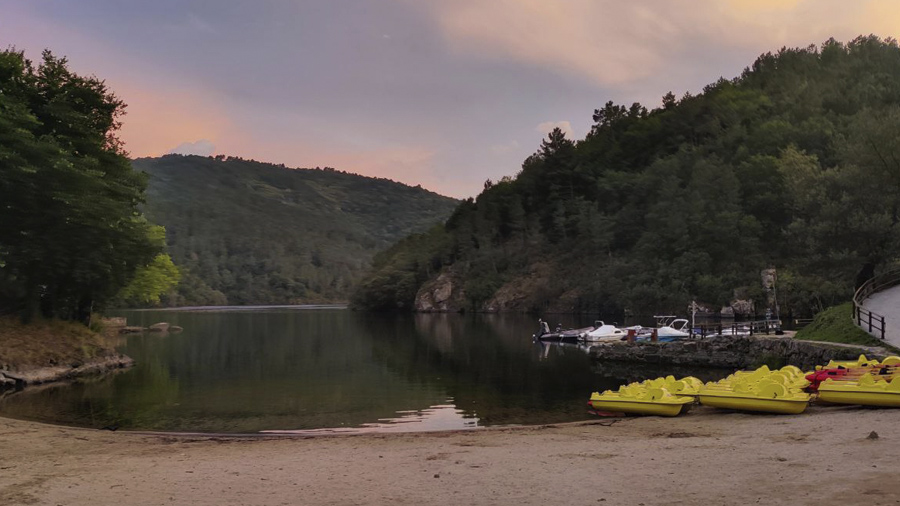 La Playa da Cova no debe faltar en una ruta en coche por la Ribeira Sacra