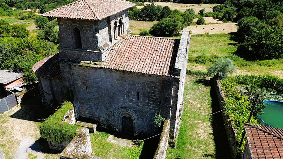 La torre de la Iglesia de San Miguel de Eiré es única