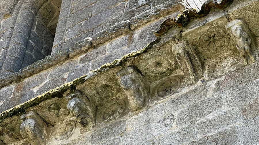 Busca los canecillos curiosos de la Iglesia de San Miguel de Eiré