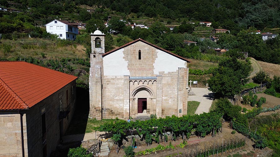 Fachada principal de la Iglesia de San Vicente de Pombeiro