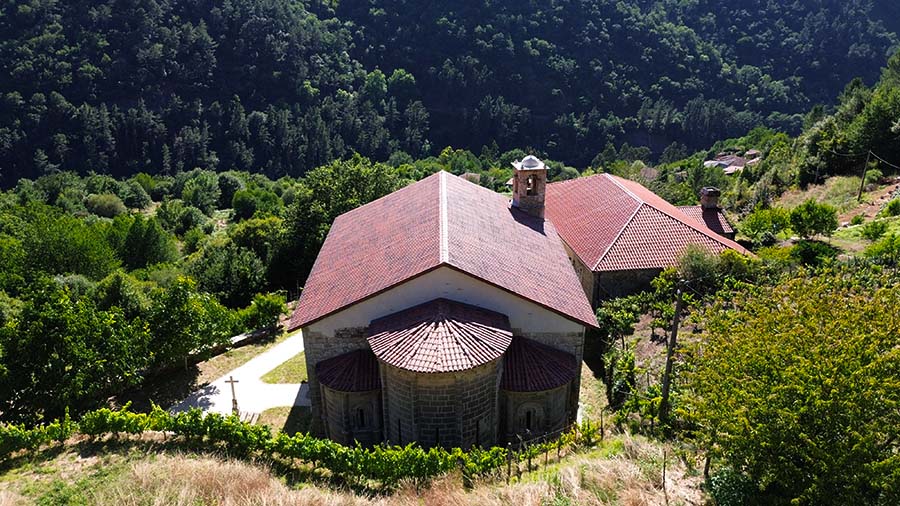 San Vicente de Pombeiro es una de las iglesias románicas de la Ribeira Sacra