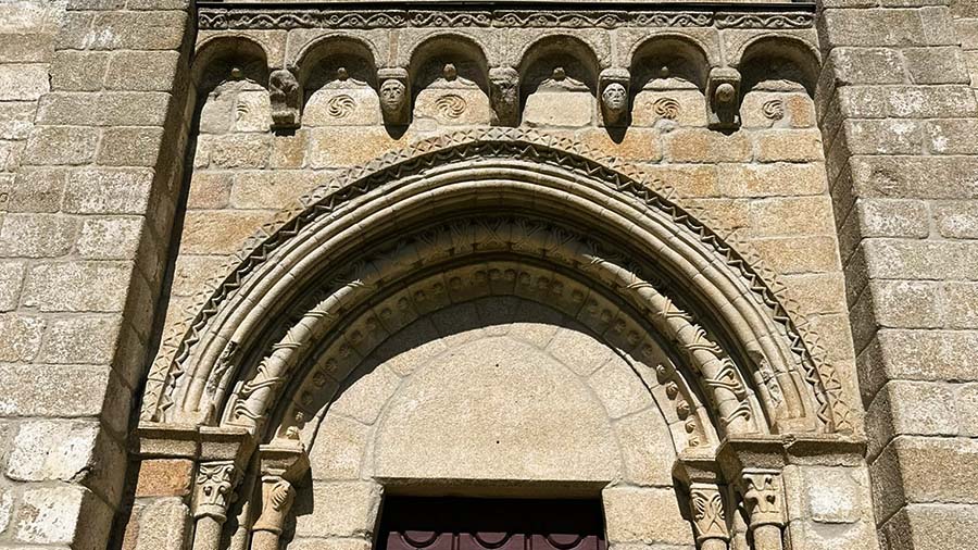 Esta es la portada principal del templo