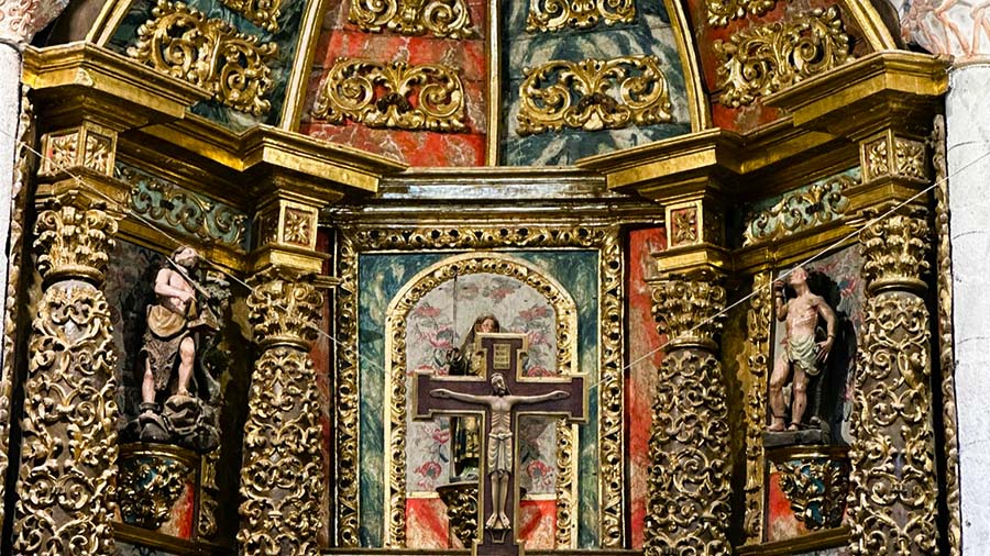 El retablo barroco de esta iglesia impresiona