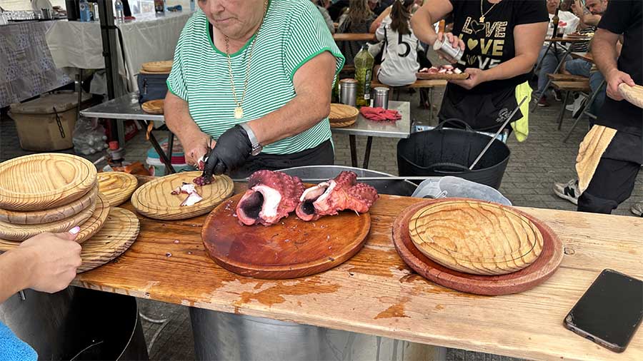 Una pulpeira cortando el pulpo en la feria de Ferreira de Pantón