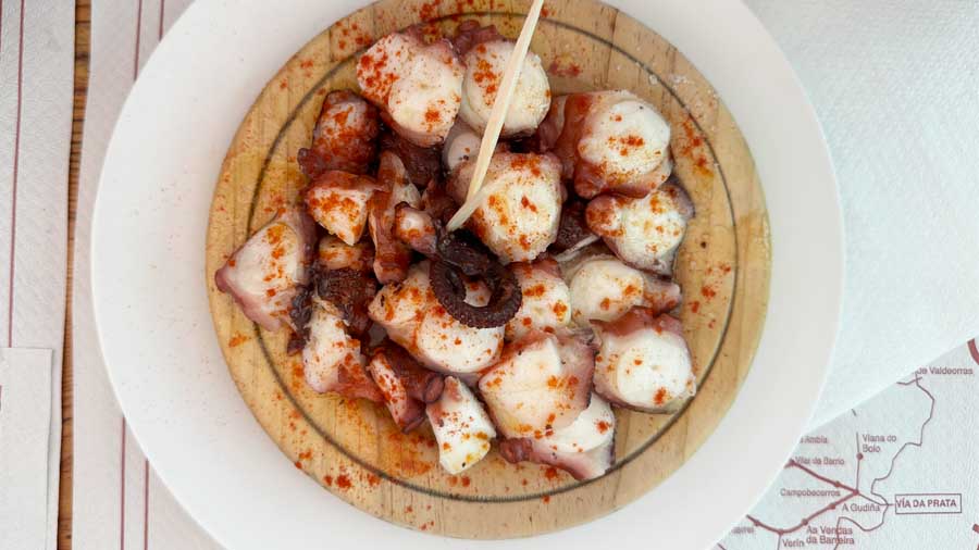 Un plato de pulpo en la feria de Ferreira de Pantón