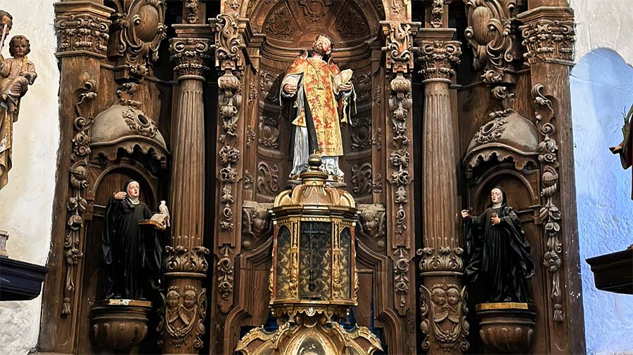 Detalle de un santo en el interior de la iglesia