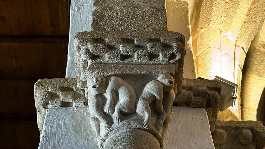 Detalles zoomorfos de los capitales de la iglesia
