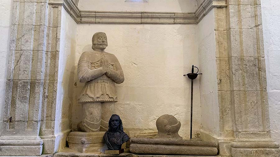 Tumba en la Capilla de los Torre Novaes en la Iglesia de San Fiz de Cangas