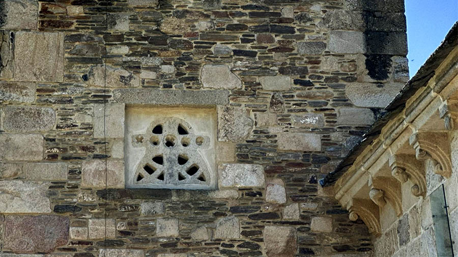 Detalle de la torre de la Iglesia de Santo Estevo de Atán