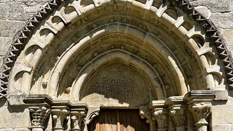 Así es la portada principal de la iglesia