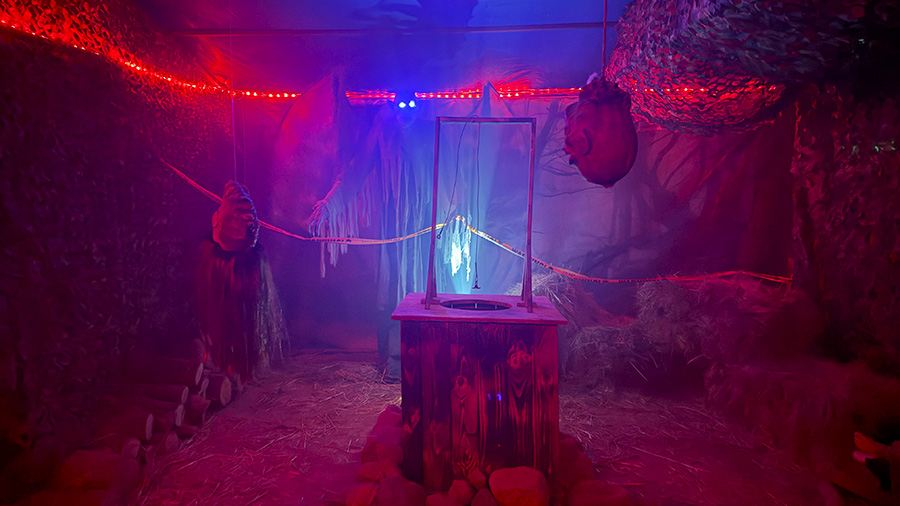 Interior de la Cabaña del Leñador del especial Halloween