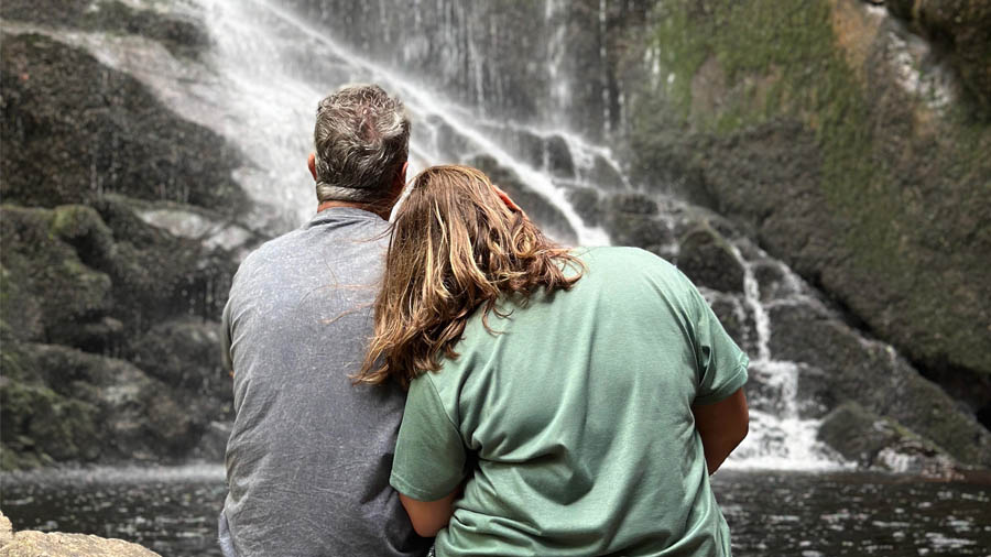 Una pareja disfrutando de la Fervenza de Augacaída