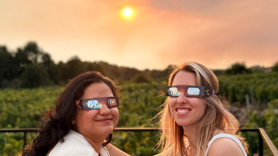 2 de nuestras participantes en el Eclipse entre viñedos